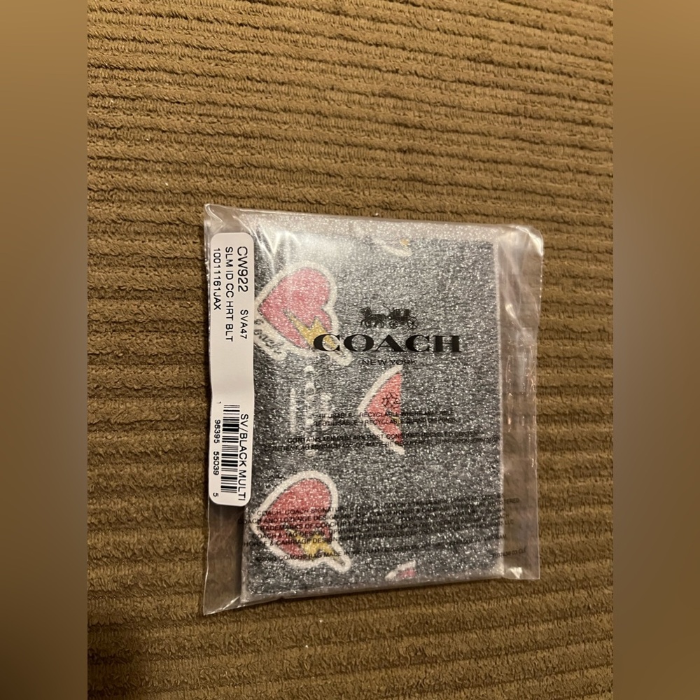 Coach Slim Id Card Case With Heart Bolt Print nwt in packaging - Picture 3 of 4